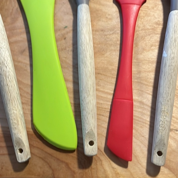 5 piece Silicone Kitchen bundle: scrapers & spoons - Picture 2 of 5